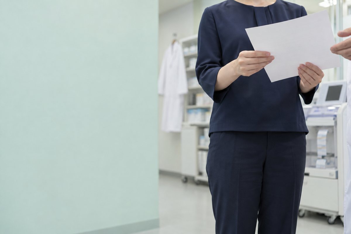 薬局の職場見学後に条件書面を確認する応募者