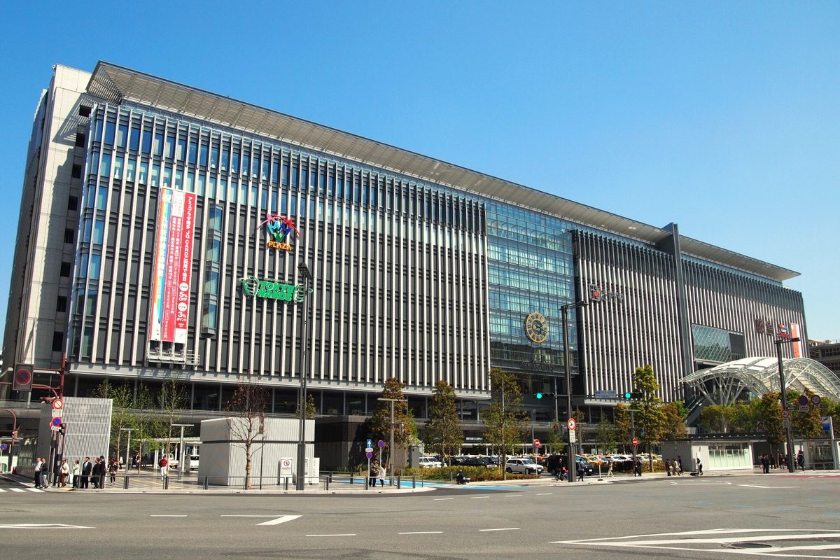 JR博多シティと博多駅(福岡市博多区)