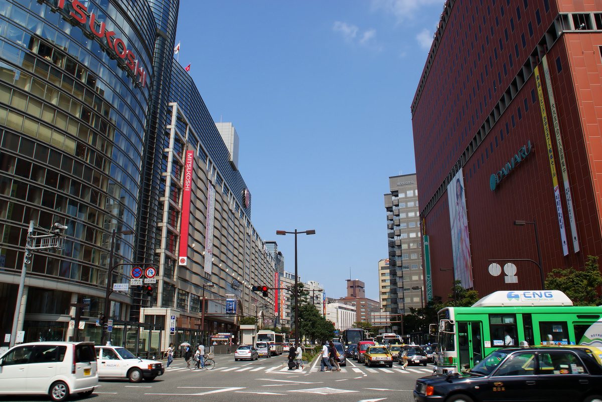 天神・渡辺通りの百貨店街(福岡市中央区)