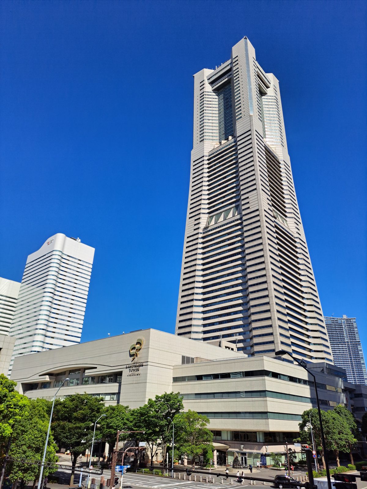 横浜ランドマークタワーとみなとみらいの街並み(横浜市西区)