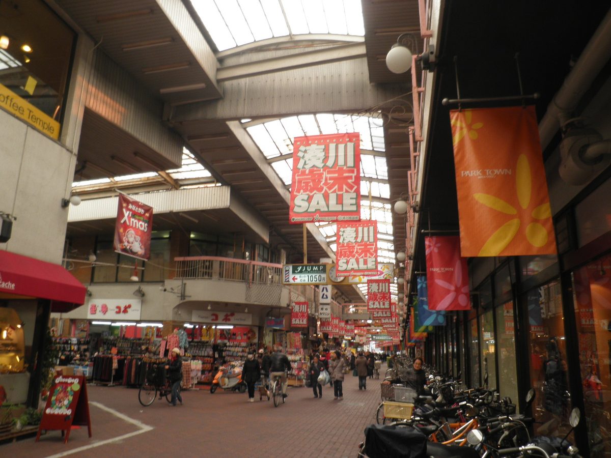 湊川の商店街アーケード(神戸市兵庫区)