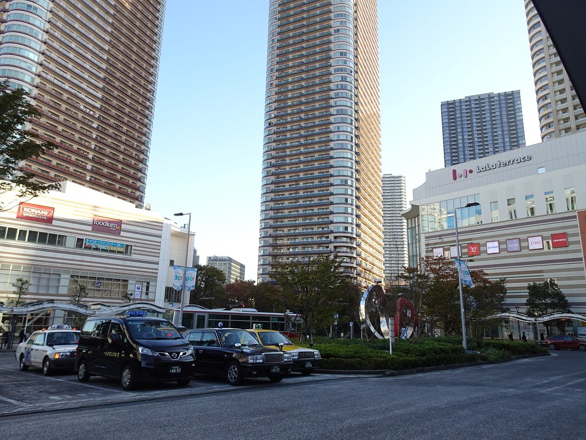 川崎市中原区・武蔵小杉駅前(タワーマンション街と繁華圏)