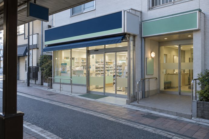 商店街の医院に隣接する小規模調剤薬局