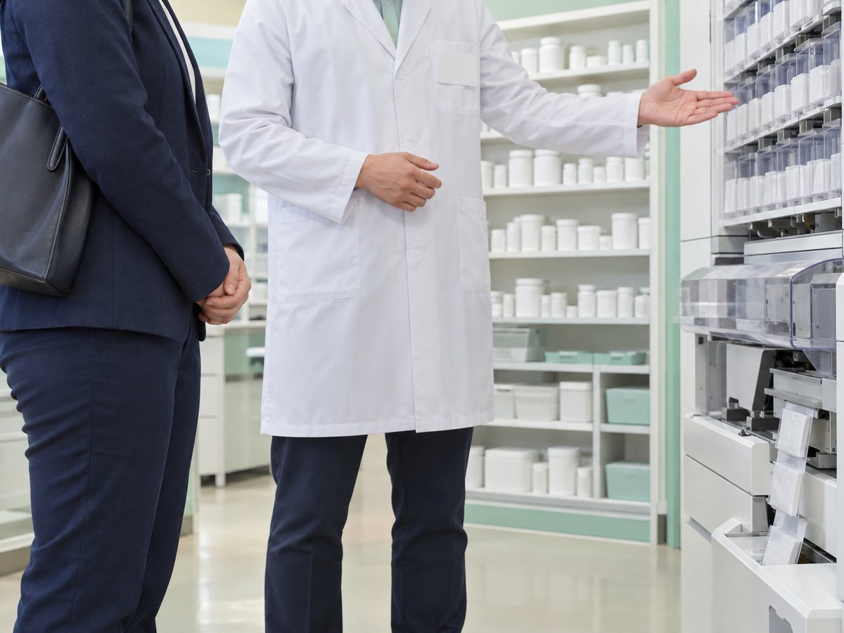 調剤薬局の設備を見学する求職者