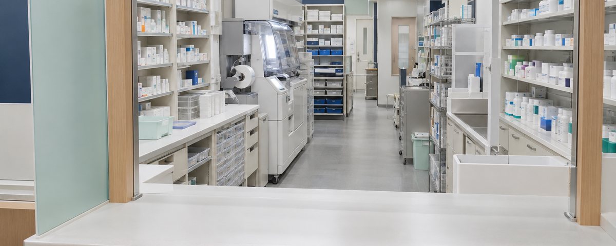 窓口越しに見える薬局の調剤設備