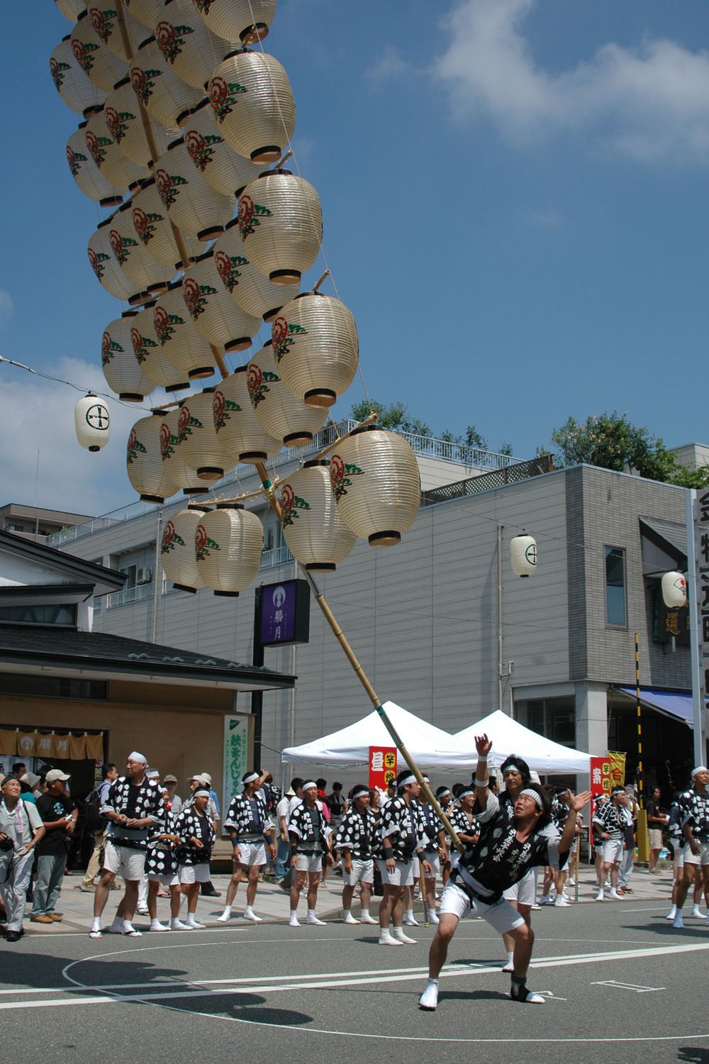 秋田市秋田駅前・竿燈まつり(東北中核市の中心街)
